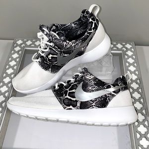 Nike Roshe snake sneakers RARE find! size 8 EUC